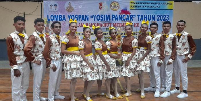 Grup Tari Sanggar Vitta Smanes XXIII peraih juara Lomba Yospan HUT Merauke ke-121 – Surya Papua/Hendrik Resi