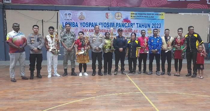 Foto bersama Kapolres Merauke dan Panita Lomba dengan para juara- Surya Papua/Hendrik Resi