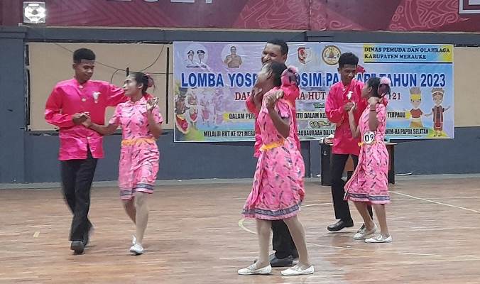 Atraksi tari Yospan dari Sanggar Art Talent di GOR Hiad Sai Merauke- Surya Papua/Hendrik Resi