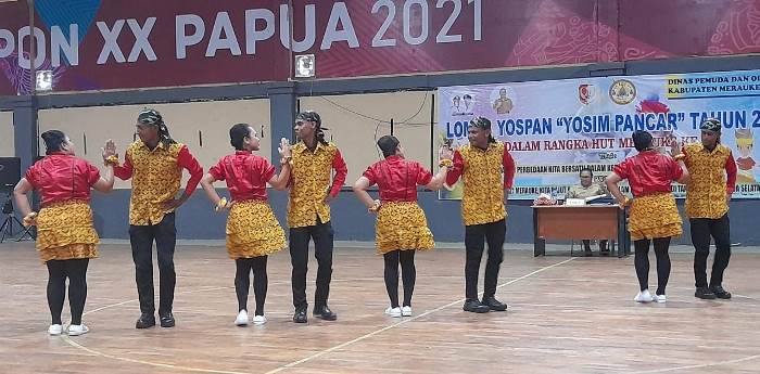 Atraksi tari Yospan dari Sanggar Teratai Brimob Batalyon D Pelopor di GOR Hiad Sai Merauke – Surya Papua/Hendrik Resi