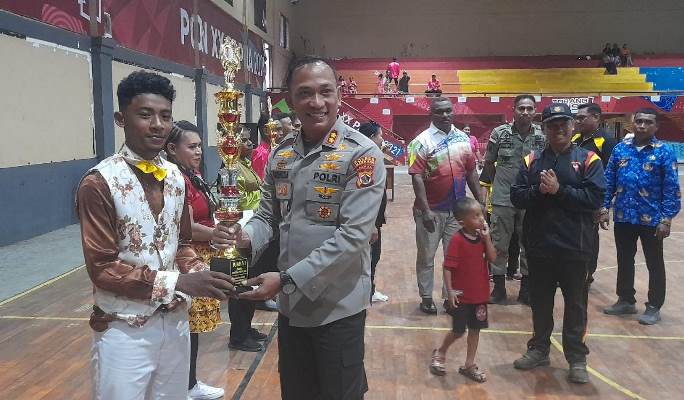 Kapolres Merauke AKBP Sandi Sultan menyerahkan trofi dan uang pembinaan kepada Sang Juara.- Surya Papua/Hendrik Resi