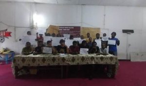 Sejumlah mahasiswa sedang memberikan keterangan pers kepada wartawan – Surya Papua/IST