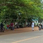 buru satu Masyarakat sedang berjejer di sekitar Bandara Mopah-Merauke untuk mencari jaringan internet – Surya Papua/Yulianus Bwariat