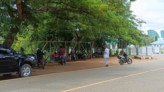 Masyarakat sedang berjejer di sekitar Bandara Mopah-Merauke untuk mencari jaringan internet – Surya Papua/Yulianus Bwariat