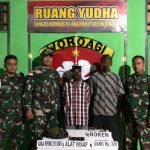 Dua pelaku yang diamankan Satgas-Pamtas RI-PNG setelah membawa ganja – Surya Papua/IST