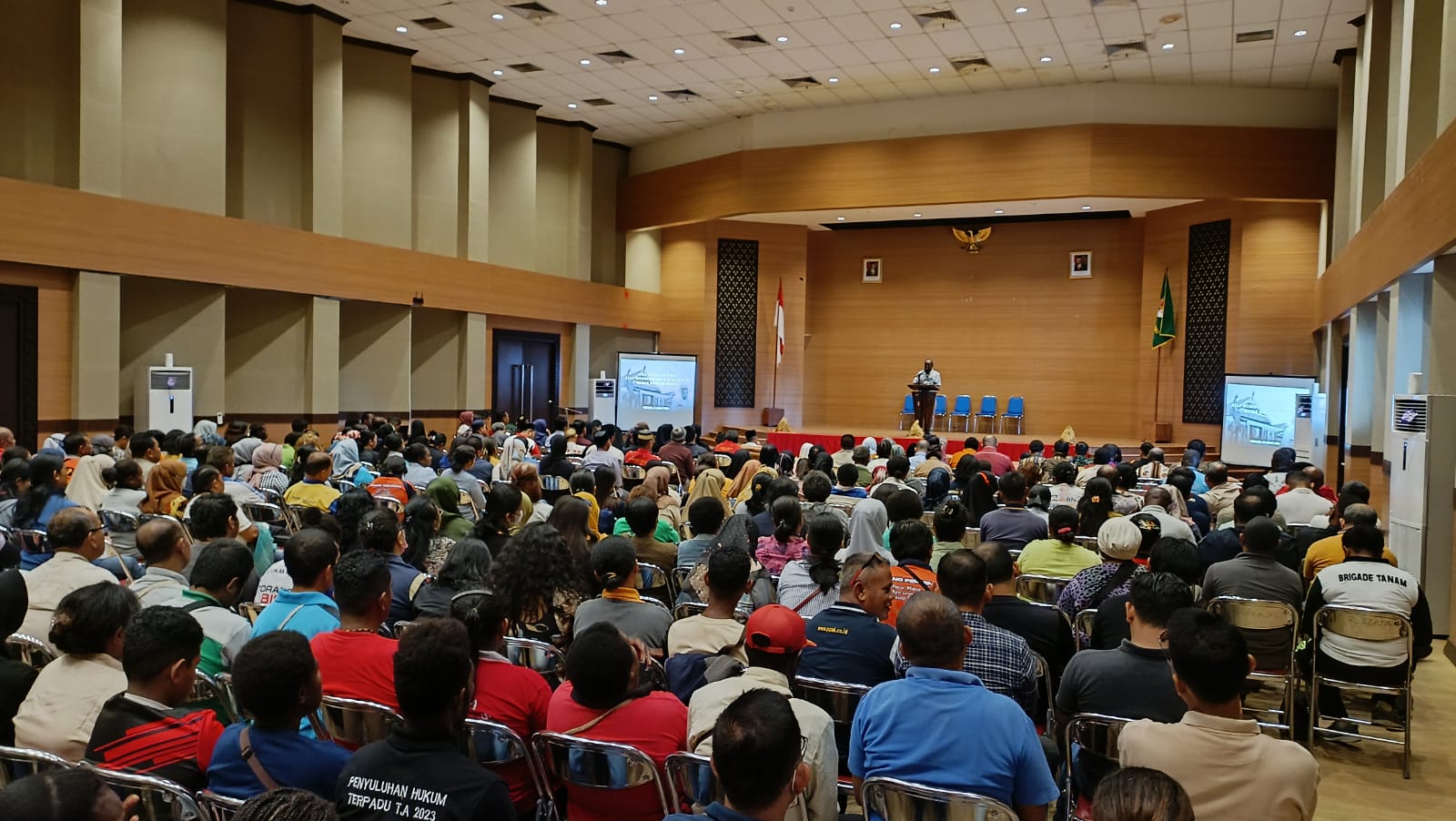 ASN di lingkungan Pemkab Merauke sedang mengikuti doa lintas agama – Surya Papua/Yulianus Bwariat