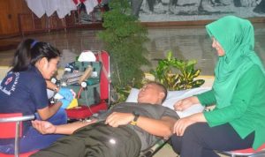 Komandan Korem 174/ATW, Brigjen TNI Agus Widodo sedang donor darahnya – Surya Papua/IST