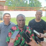 Bupati Merauke, Romanus Mbaraka sedang berikan keterangan pers kepada sejumlah wartawan – Surya Papua/Yulianus Bwariat