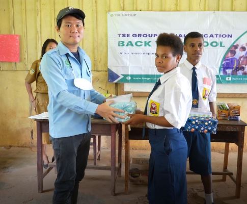 Perwakilan perusahan sedang berikan bingkisan kepada perwakilan siswa-siswi – Surya Papua/IST