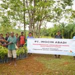 Foto bersama masyarakat dengan pihak perusahan saat pemberian bantuan bibit pohon – Surya Papua/IST