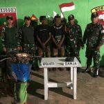 kering--- Dua pelajar di Boven Digoel yang diamankan Satgas Pamtas RI-PNG karena kedapatan membawa ganja – Surya Papua/IST
