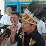 Menteri Kelautan dan Perikanan RI, Sakti Wahyu Trenggono sedang berikan keterangan pers kepada sejumlah wartawan – Surya Papua/Yulianus Bwariat