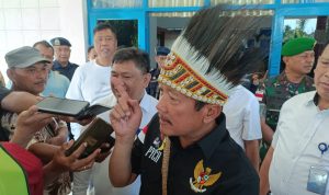 Menteri Kelautan dan Perikanan RI, Sakti Wahyu Trenggono sedang berikan keterangan pers kepada sejumlah wartawan – Surya Papua/Yulianus Bwariat