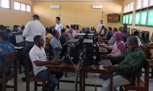 Calon anggota KPU Provinsi Papua Selatan sedang mengikuti test untuk beberapa tahapan – Surya Papua/Yulianus Bwariat
