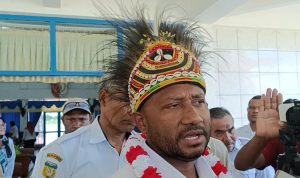 Anggota Komisi I DPR RI, Yan Permenas Mandenas – Surya Papua/Yulianus Bwariat