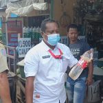 Kadis Perindagkop dan UMKM Kabupaten Merauke, Erick Rumlus menunjuk minyak tanah yang disita – Surya Papua/Yulianus Bwariat