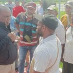 Bupati Merauke, Romanus Mbaraka sedang mendengar keluhan dari salah seorang warga di sekitar VIP Bandara Mopah- Surya Papua/Frans Kobun