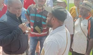 Bupati Merauke, Romanus Mbaraka sedang mendengar keluhan dari salah seorang warga di sekitar VIP Bandara Mopah- Surya Papua/Frans Kobun