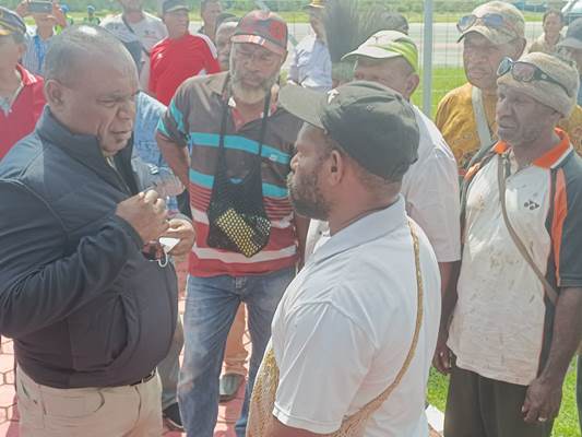 Bupati Merauke, Romanus Mbaraka sedang mendengar keluhan dari salah seorang warga di sekitar VIP Bandara Mopah- Surya Papua/Frans Kobun