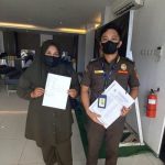 Juru sita pajak negara dan perwakilan kuasa wajib pajak sedang tunjukberkas berupa BA Sita – Surya Papua/IST