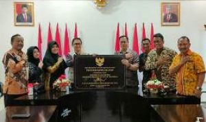 Penyerahan Prasati Provinsi Papua Selatan yang diterima Plt Asisten I Sekda Provinsi Papua Selatan, Agustinus Joko Guritno – Surya Papua/Yulians Bwariat