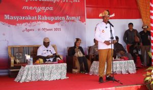Penjabat Gubernur Papua Selatan, Apolo Safanpo sedang berikan sambutan – Surya Papua/IST