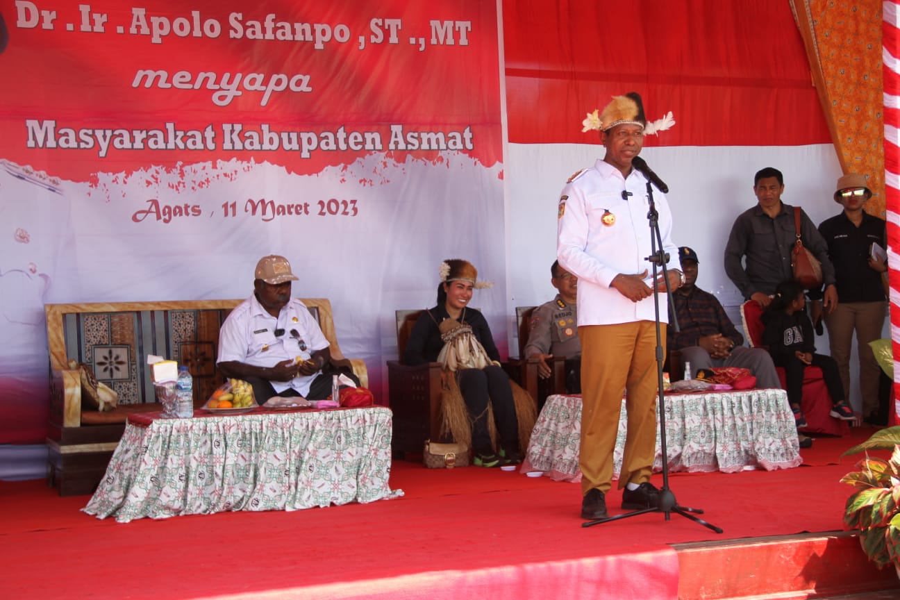Penjabat Gubernur Papua Selatan, Apolo Safanpo sedang berikan sambutan – Surya Papua/IST