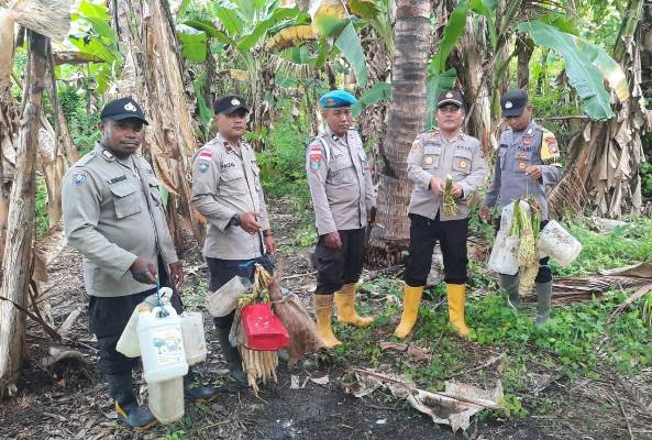 Kapolsek Onggaya bersama anggota sedang memegang jerigen, tempat menampung sagero – Surya Papua/IST