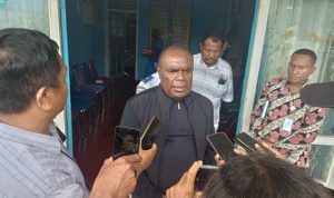 Sejumlah wartawan sedang mewawancarai Bupati Merauke, Romanus Mbaraka – Surya Papua/Frans Kobun