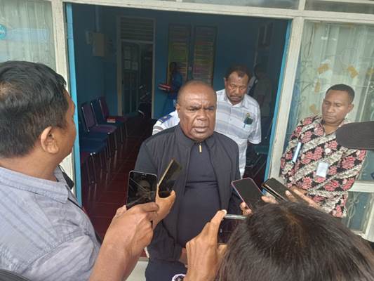Sejumlah wartawan sedang mewawancarai Bupati Merauke, Romanus Mbaraka – Surya Papua/Frans Kobun