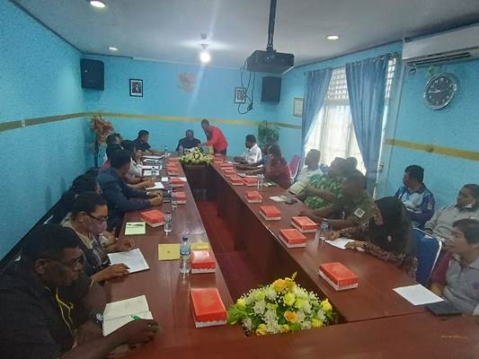 Bupati Merauke, Romanus Mbaraka sedang pertemuan bersama sejumlah pejabat dari tiga insansi vertical itu di ruangan Dinas Perhubungan Kabupaten Merauke – Surya Papua/Frans Kobun