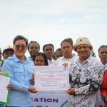 Foto bersama pihak perusahan bersama para guru SMKN 4 Boven Digoel – Surya Papua/IST