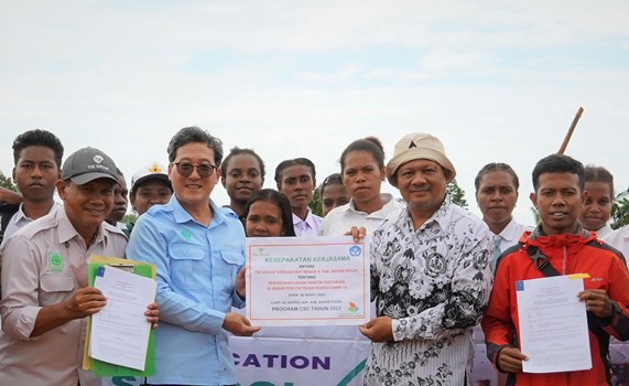 Foto bersama pihak perusahan bersama para guru SMKN 4 Boven Digoel – Surya Papua/IST