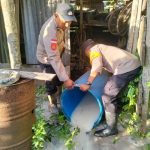 tumpah--- Ratusan liter sagero yang diamankan dan dituangkan ke tanah oleh aparat kepolisian di Polsek Onggaya – Surya Papua/IST