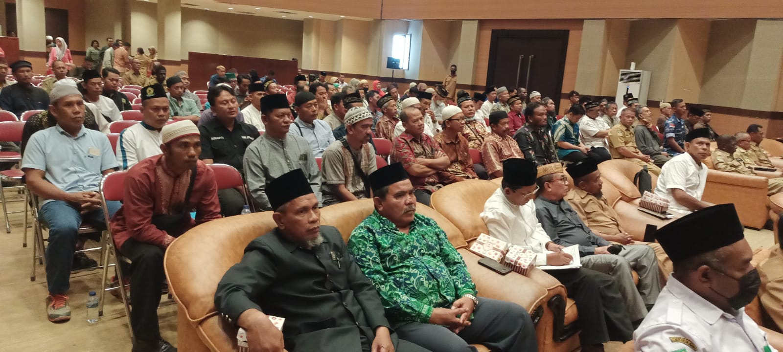 Pengurus MUI dan masjid  sedang mengikuti pembukaan sosialisasi di auditorium Kantor Bupati Merauke – Surya Papua/Frans Kobun