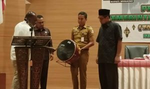 Bupati Merauke, Romanus Mbaraka didampingi Ketua DPRD Merauke, Benjamin Latumahina serta Ketua MUI, Jufri Tamrin membuka kegiatan sosialisasi – Surya Papua/Frans Kobun