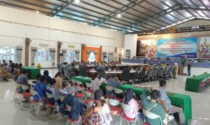 Puluhan pedagang sedang melakukan audiens bersama DPRD Merauke – Surya Papua/Yulianus Bwariat