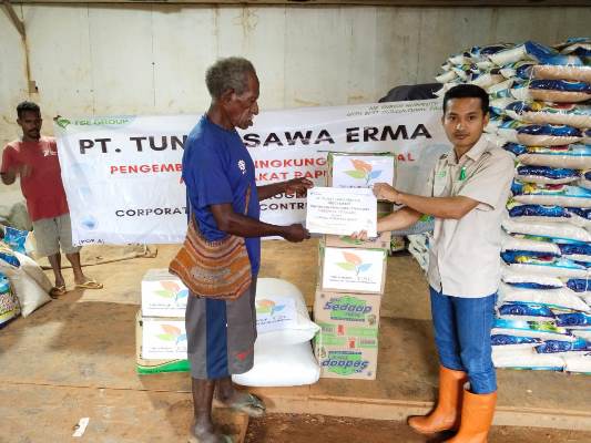 Salah seorang perwakilan masyarakat adat sedang menerima bantuan sembako – Surya Papua/IST