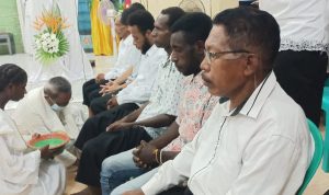Pembasuhan kaki perwakilan umat dari lingkungan oleh Pastor Pius Oematan, Pr – Surya Papua/Frans Kobun