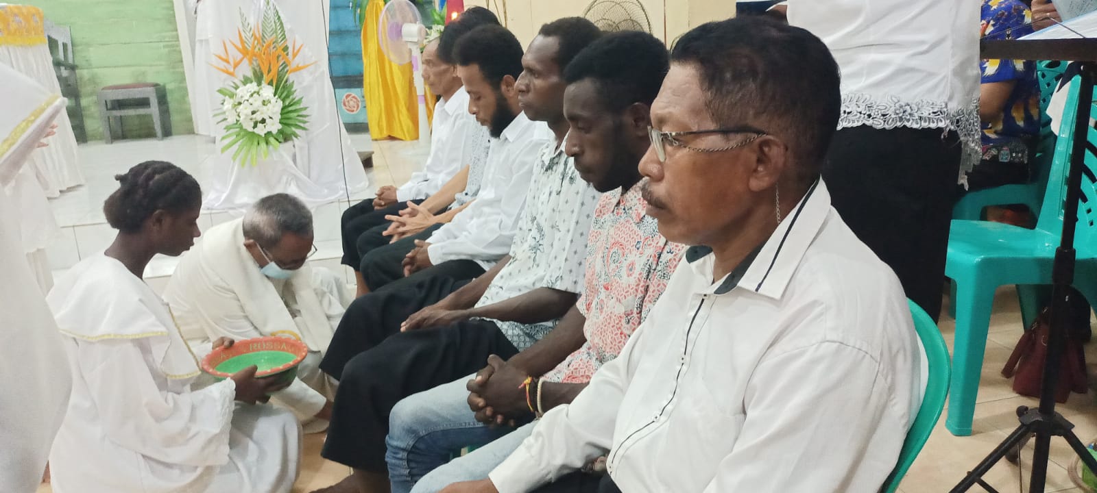 Pembasuhan kaki perwakilan umat dari lingkungan oleh Pastor Pius Oematan, Pr – Surya Papua/Frans Kobun