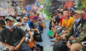Delapan nelayan Merauke saat di ruang tunggu keberangkatan di Bandara Port Moresby - Surya Papua/IST