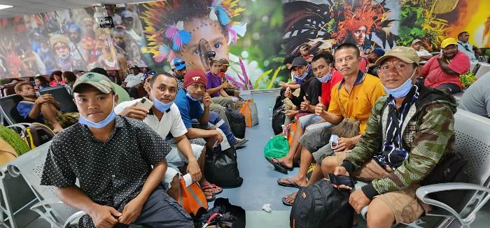 Delapan nelayan Merauke saat di ruang tunggu keberangkatan di Bandara Port Moresby - Surya Papua/IST