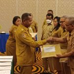 Penjabat Gubernur Papua Selatan, Apolo Safanpo sedang menyerahkan DPA kepada salah satu OPD – Surya Papua/Yulianus Bwariat