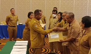 Penjabat Gubernur Papua Selatan, Apolo Safanpo sedang menyerahkan DPA kepada salah satu OPD – Surya Papua/Yulianus Bwariat