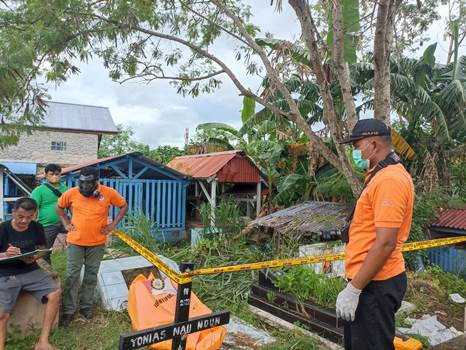 Tim Infas Satreskrim Polres Merauke sedang melakukan olah TKP terkait korban yang tewas gantung diri – Surya Papua/IST