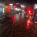 Kendaraan roda dua maupun empat yang melintas di tengah banjir di badan aspal – Surya Papua/Frans Kobun