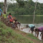 Masyarakat Kampung Guiss sedang bersihkan dipinggiran sungai Rawa Kasat – Surya Papua/IST