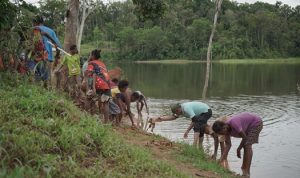 Masyarakat Kampung Guiss sedang bersihkan dipinggiran sungai Rawa Kasat – Surya Papua/IST
