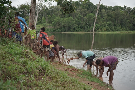 Masyarakat Kampung Guiss sedang bersihkan dipinggiran sungai Rawa Kasat – Surya Papua/IST