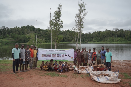 Foto bersama pihak perusahan bersama masyarakat Kampung Guiss – Surya Papua/IST